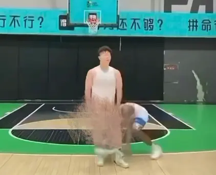 《牛教练的裤子》1080P高清画质播放-黑哥不讲武德偷袭扯裤甩圈-牛教练追着黑哥满球场跑爆笑视频